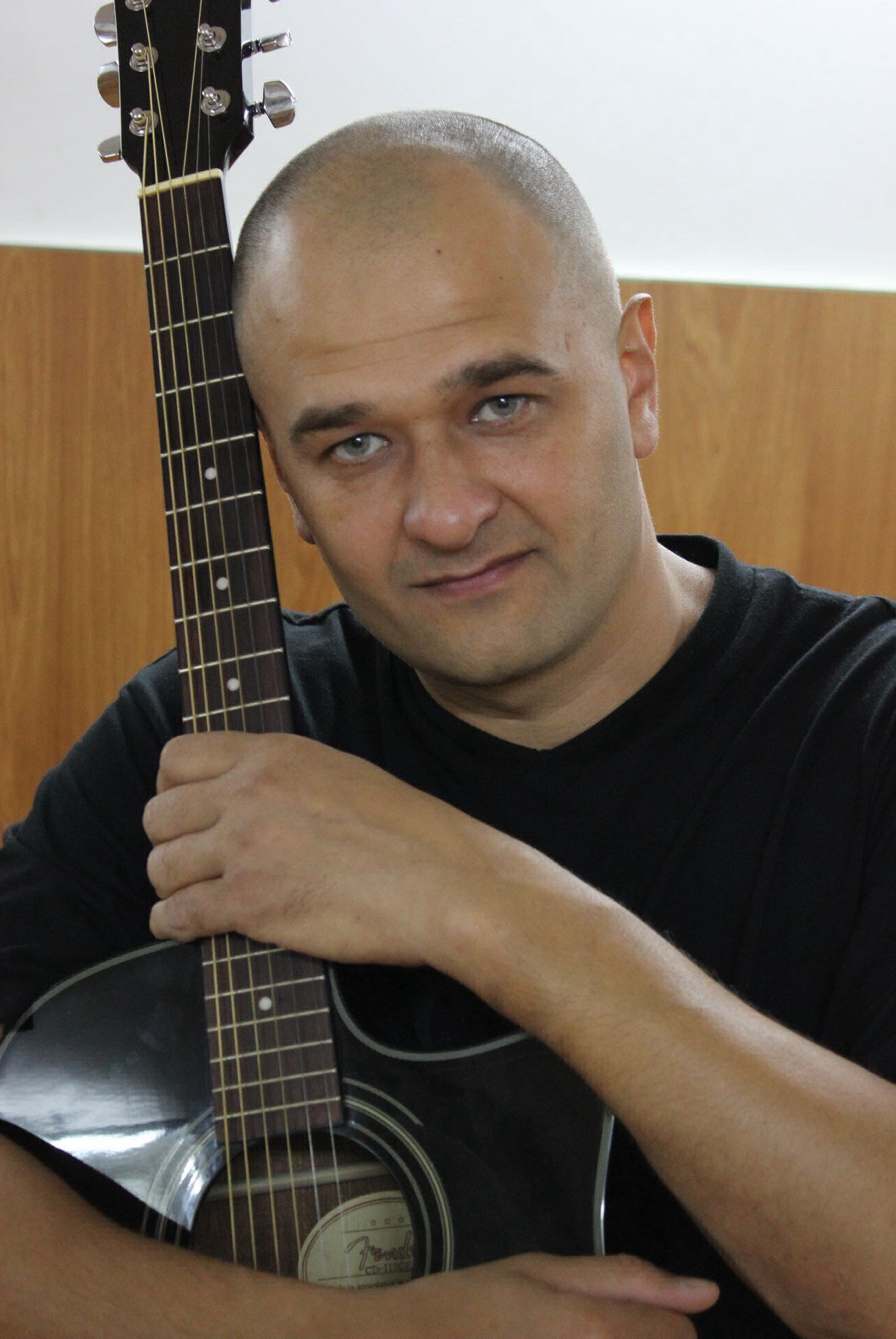 Слава с гитарой